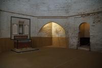 Muslimischer Mihrab und katholischer Altar schauen beide in verschiedene Richtungen 