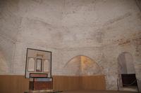 katholischer Altar und muslmischer Mihrab schauen beide in verschiedene Richtungen