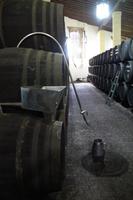 Hier wird noch von Hand umgefüllt (und der Angel's Share bemessen) 