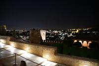 Nachtbesuch in der Alhambra (öffentlicher Teil). Im Hintergrund der Albaicín.