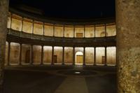 Palast Karls V. in der Alhambra bei Nacht