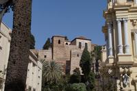 Alcazaba von Málaga, links Banco de España, rechts das Rathaus