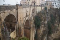 In Kaskaden rauscht das Wasser von der Brücke in die Schlucht