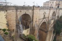 In Kaskaden rauscht das Wasser von der Brücke in die Schlucht
