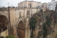 In Kaskaden rauscht das Wasser von der Brücke in die Schlucht