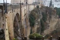 In Kaskaden rauscht das Wasser von der Brücke in die Schlucht
