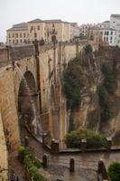 In Kaskaden rauscht das Wasser von der Brücke in die Schlucht