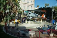 Aufbau eines neuen Denkmals in Cádiz in Erinnerung an den Bau der Maschine Bücker 131