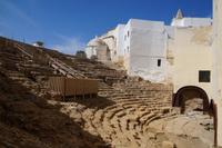 Etwa 1/3 des römischen Theaters von Cádiz ist nicht sichtbar, weil es unter der Stadt verborgen liegt