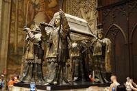 Symbolische Figuren auf dem Kolumbusgrab - die vier christlichen Königreiche und der allegorische König von León den Granatapfel aufspießend