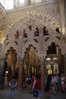 Maurisches Dekor in der Kathedrale von Córdoba, im Hintergrund der Mihrab der Moschee