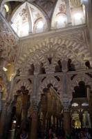 Maurisches Dekor in der Kathedrale von Córdoba, im Hintergrund der Mihrab der Moschee