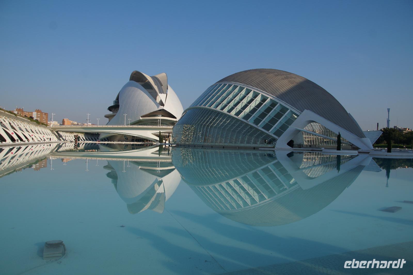 Oper und Hemisfèric (IMAX-Kino), das wie ein Auge aussieht