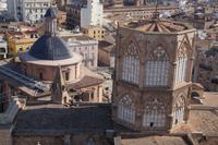 Die Alabasterscheiben sind lichtdurchlässig, so dass die Kirche sich nicht aufheizt, aber trotzdem nicht vollkommen dunkel ist. 