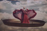 In der Paella-Pfanne eine fledermausgleiche Diva (die Fledermaus - oder Rat Penat ist das Wappentier Valencias)