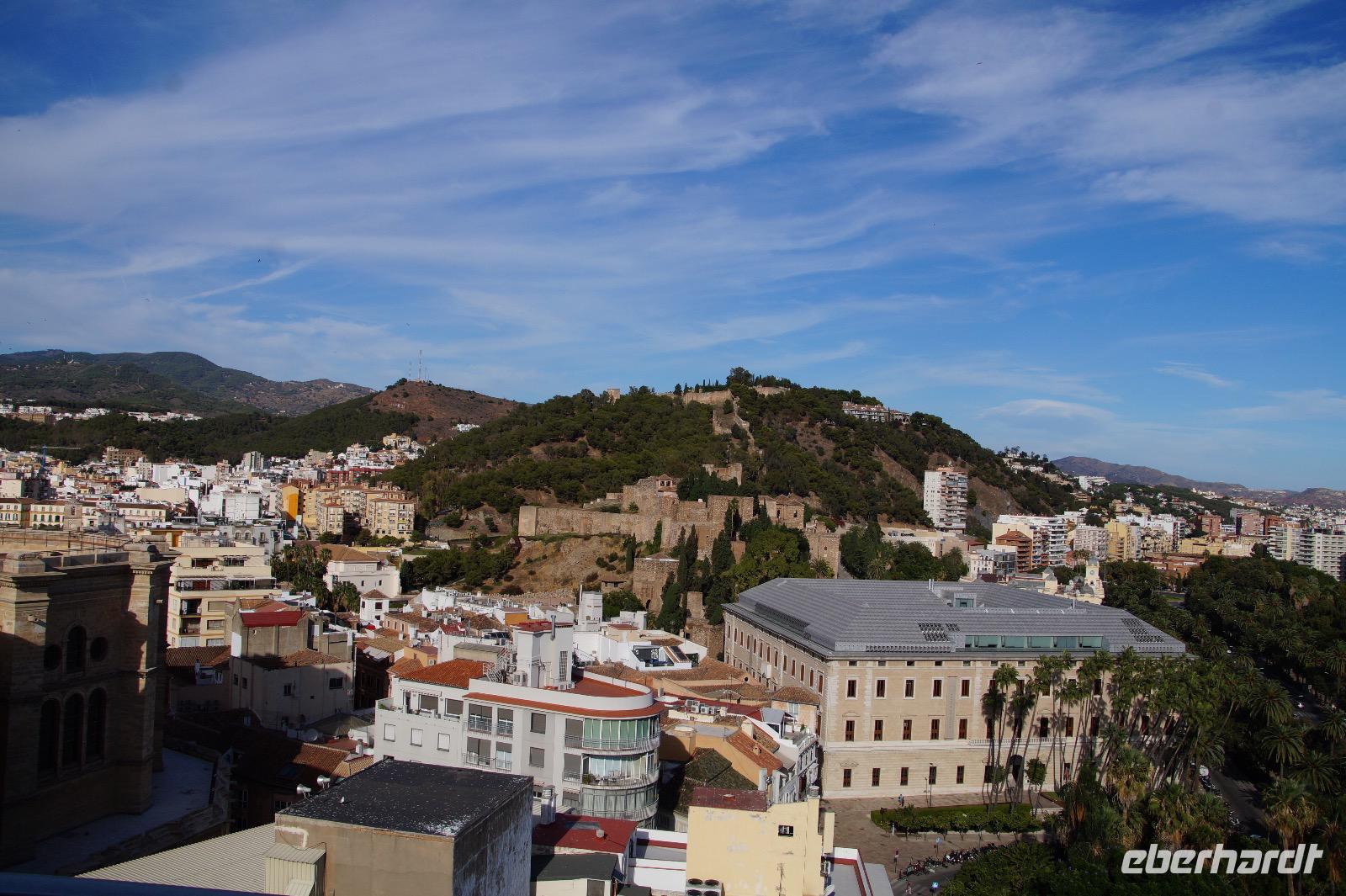 Palacio de Aduana, Alcazaba und Castillo de Gibralfaro vom Hoteldach aus gesehen