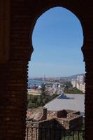 Aus einem Fenster auf die Stadt fotografiert. Im Hintergrund kann man noch zwei Schornsteine sehen, die an Málaga als Industriestandort erinnern.