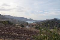 Blick über die Provinzgrenze von Málaga und Cádiz in Richtung Zahara de la Sierra und den Stausee von Zahara 