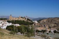 Die Alcazaba de Antequera mit dem Indio de Antequera/Peñón de los Amantes, im Stadttor die Ermita de la Virgen de Espera, der Jungfrau in freudiger Erwartung