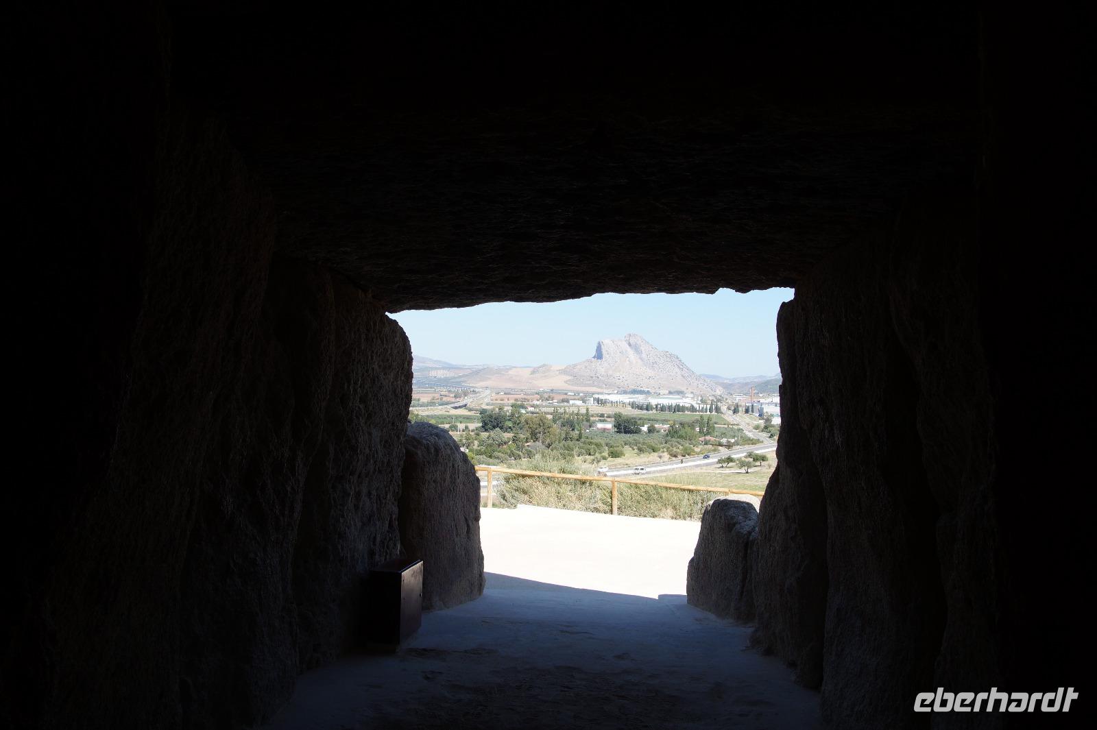 Der Ausgang des Dolmen de la Menga ist exakt auf das Gesicht des de schlafenden Riesen ausgerichtet.
