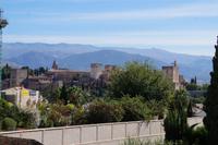 Die Alhambra und die unverschneite Sierra Nevada 