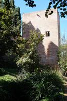Einer der Türme der Alhambra, zwischen dieser und den Gärten des Generalife