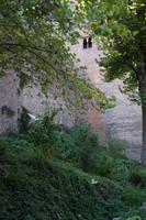Wasser strömt aus der Mauer der Alhambra 
