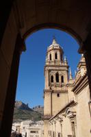Kathedraltur und Blick auf das Rathaus und einen Teil der Stadtmauer (schwer zu erkennen, unteres Bildachtel))