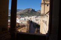 Blick auf die Landschaft südwestlich von Jaén, das Rathaus und (schwer zu erkennen) einen Teil der historischen Stadtmauer