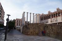 Reste des mutmaßlichen Kaiserkulttempels in Córdoba und Córdobas Rathaus. Die Schauseite des Tempels blickte ins östliche Vorland der antiken Stadt