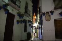 Blumengasse mit Kathedralturm bei Nacht