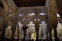 Blick durch die Kleeblattbögen in Richtung des Mihrab 