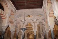 Blick durch die Kleeblattbögen in Richtung des Mihrab 