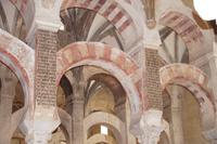 Im jüngsten Teil der Moschee sind die Ziegel nur aufgemalt, hier zudem noch ein christlicher Text in gotischen Lettern aus der Zeit nach der Eroberung