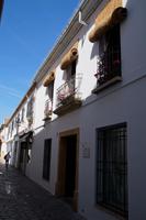 Espartograsmatten und dezenter Blumenschmuck an den Balkonen