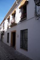 Espartograsmatten und dezenter Blumenschmuck an den Balkonen