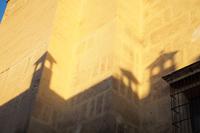 Schattenspiel auf der Außenmauer der Mezquita de Córdoba 