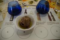 Schokoladeneis mit mit Orangeschale aromatisiertem Olivenöl 