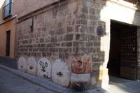 Mühlsteine und harte Steine an den Ecken verhindern das Kratzen der Kurve