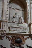 Der Sarkophag Alfons X., der König betet in Richtung des Hochaltars unter dem sein Vater liegt