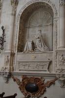 Der Sarkophag der Königin Beatrix, die Königin betet in Richtung des Hochaltars unter dem der Sarkophag ihres Schwiegervaters liegt