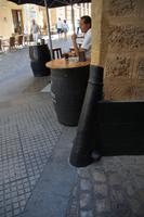 Hier ist es keine antike Säule sindern eine alte Kanone, welche die Hausecke vorm Kratzen der Kurve bewahren soll