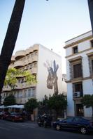 Hauswand mit überdimensionaler Christusfigur