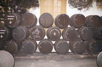 Mit der salzhaltigen Meeresluft, die durch die vergitterten aber offenen Fenster eindringt, nur die Espartogramatten liefern Schatten, soll der Wein durchaus in Berührung kommen