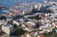 Zwischen den Häusern die festungsmauern von Gibraltar - alles, was außerhalb der Festungsmauern steht, befindet sich auf gewonnenem Land, das Meer reichte ursprünglich bis an die Mauern. 