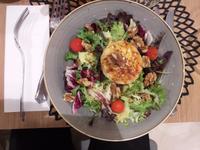 Salat mit süßer Sauce, Nüssen und Ziegenkäse - eine der Vorspeisen am letzten Abend