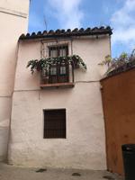 andalusische weiße Häuser in engen Gassen