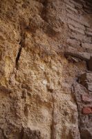 Mauerwerk in der Alcazaba von Málaga: Muschelkalkstein aus dem 11. Jhdt. und Ausbesserungen (Ziegel) aus dem 13. oder 14. Jhdt.