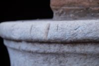 Die römische Säule, als Spolie in einem der Tore der Alcazaba von Málaga wiederverwendet, weist Spuren vom Klingenwetzen auf