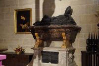 Grab eines (belesenen) Bischofs